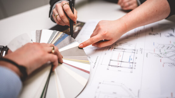Projektleiter von Zenit Messebau bei der Konzeption und 3D-Planung eines neuen Messestandes Projektleiter von Zenit Messebau bei der Konzeption und 3D-Planung eines neuen Messestandes