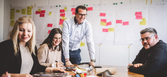 Brainstorming im Kölner Atelier: Entwicklung einer kreativen Event-Strategie Brainstorming im Kölner Atelier: Entwicklung einer kreativen Event-Strategie